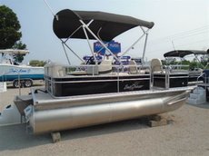 2017 Sunchaser Marine Oasis 817 Fish Summer Blow Out Sale